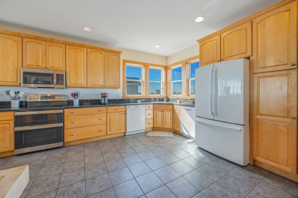 Surf or Sound Realty - 369 - Sea Mist - Kitchen -2
