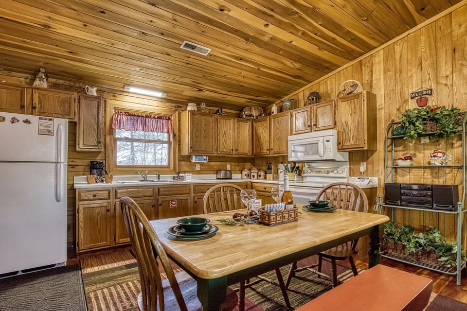 Cabin in Wears Valley "Walden Ridge Retreat" - Dining table and kitchen 