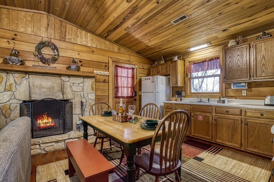 Cabin in the Smoky Mountains "Walden Ridge Retreat" - Dining table and wood burning fireplace