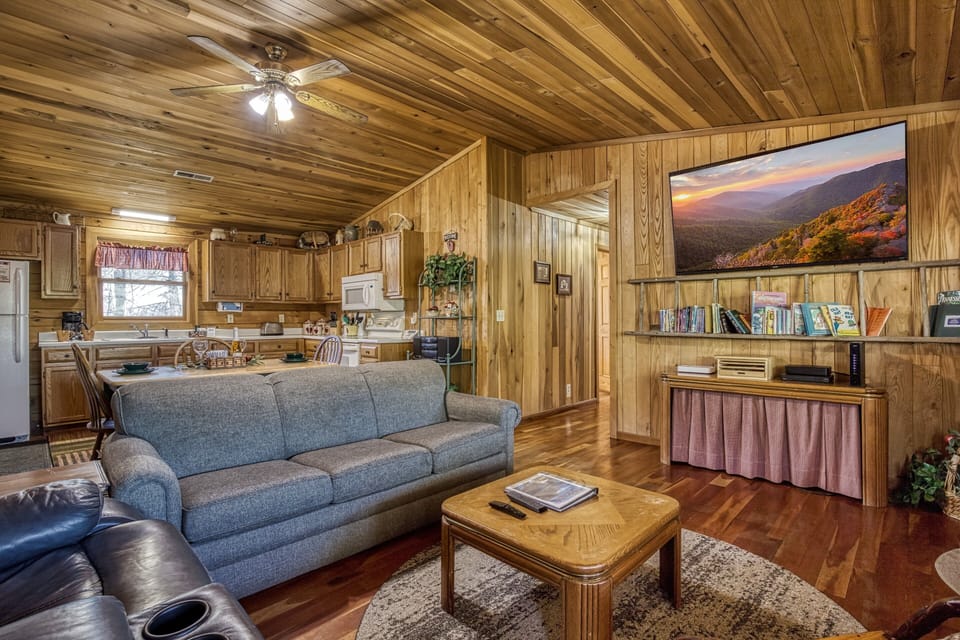 Pigeon Forge Log Cabin "Walden Ridge Retreat" - Living room and kitchen