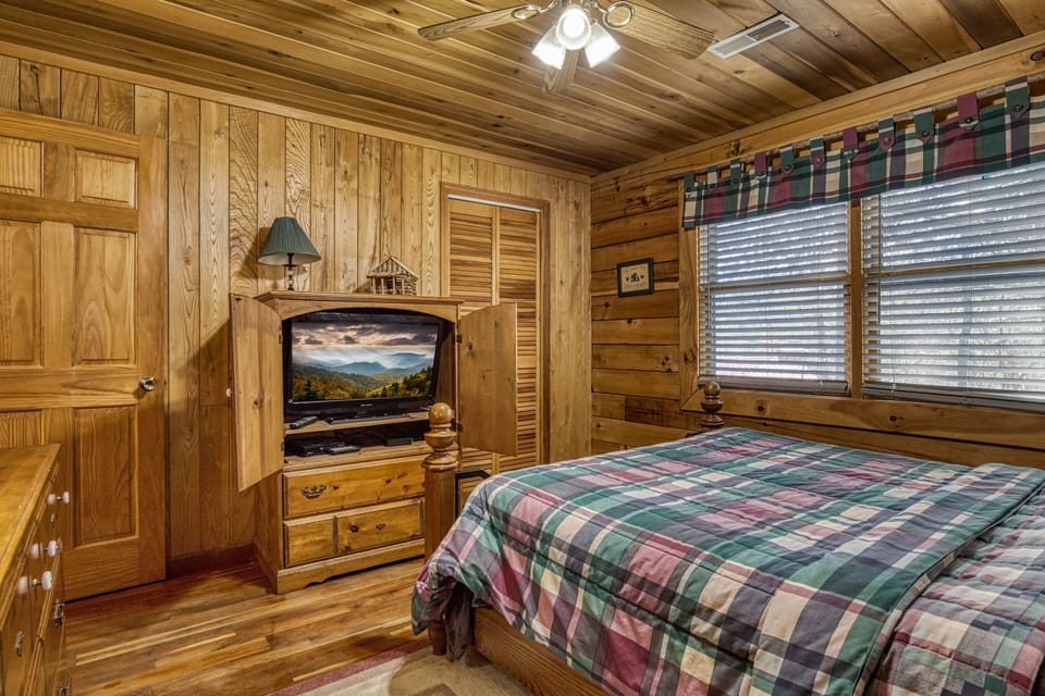 Log Cabin in Pigeon Forge "Walden Ridge Retreat" - Bedroom with queen size bed