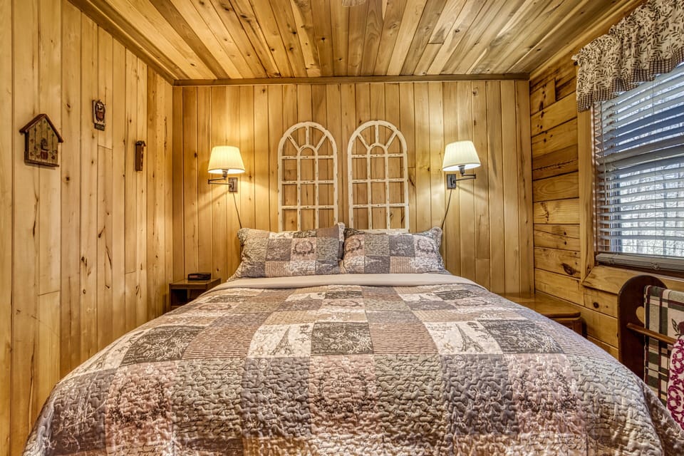 Smoky Mountain Log Cabin "Walden Ridge Retreat" - Bedroom with king size bed