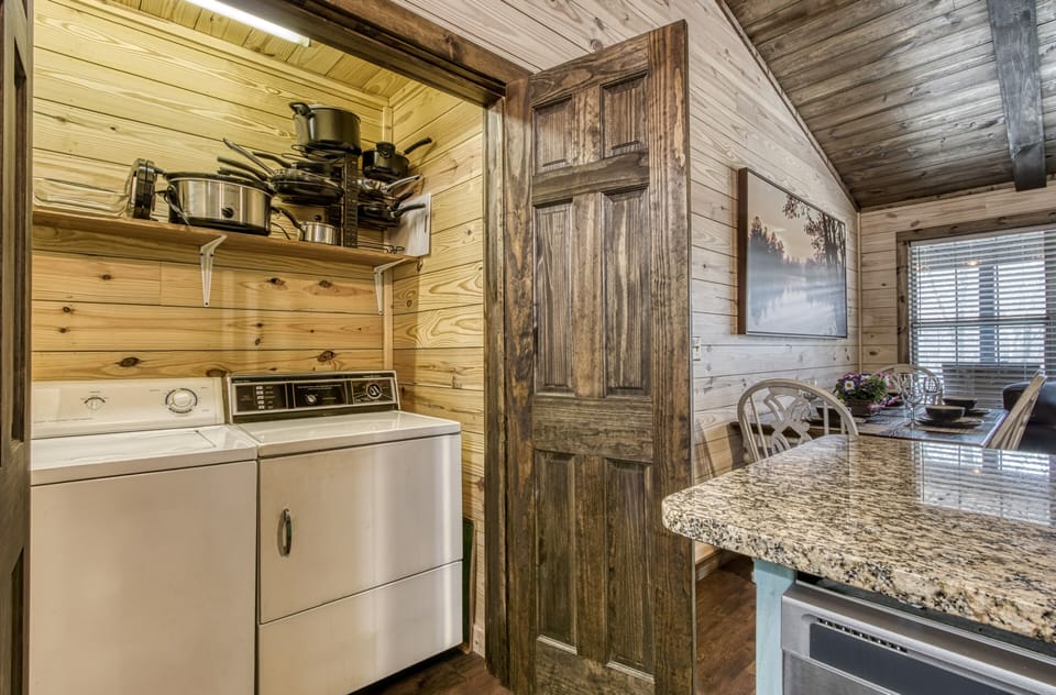 Cabin in the Smoky Mountains "Water's View" - Washer and dryer
