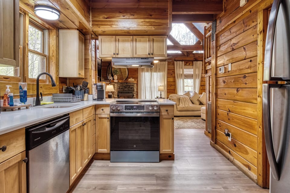 Pet Friendly Cabin in the Smokies "Sweet Dreams" - Fully furnished kitchen with stainless steel appliances