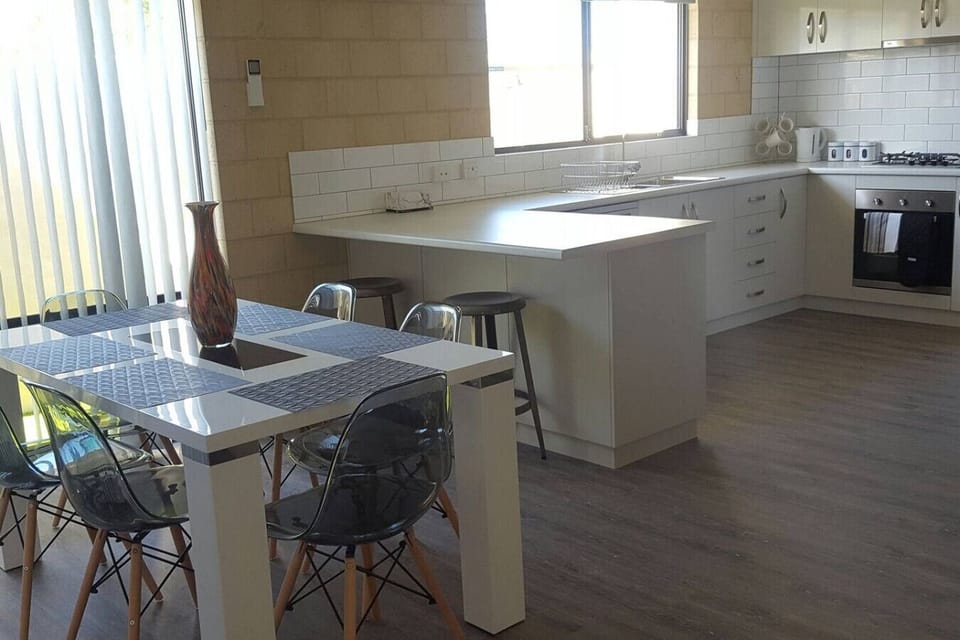 Dining & Kitchen Area