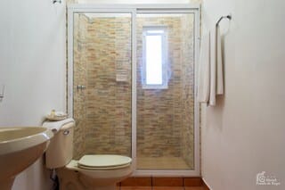 Suite | Bathroom | Shower, free toiletries, hair dryer, towels
