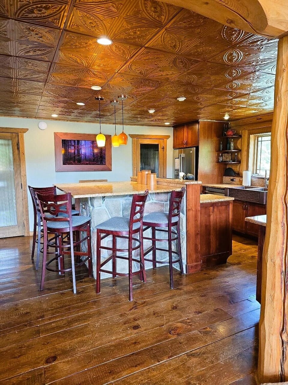 Plenty of room to have a breakfast bar and preparation with community and conversation.