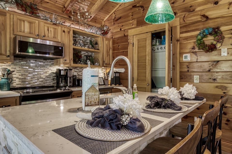 Cabin on the River in Pigeon Forge - Dancing Waters - Kitchen island with granite countertop