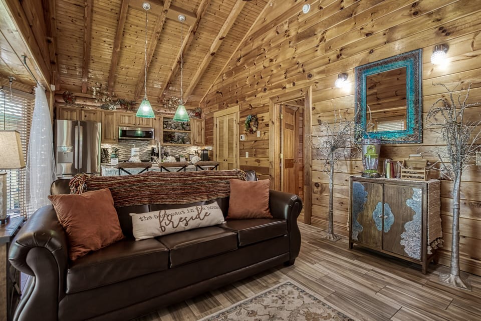 Pigeon Forge Log Cabin on the River - Dancing Waters - Living room and margarita station
