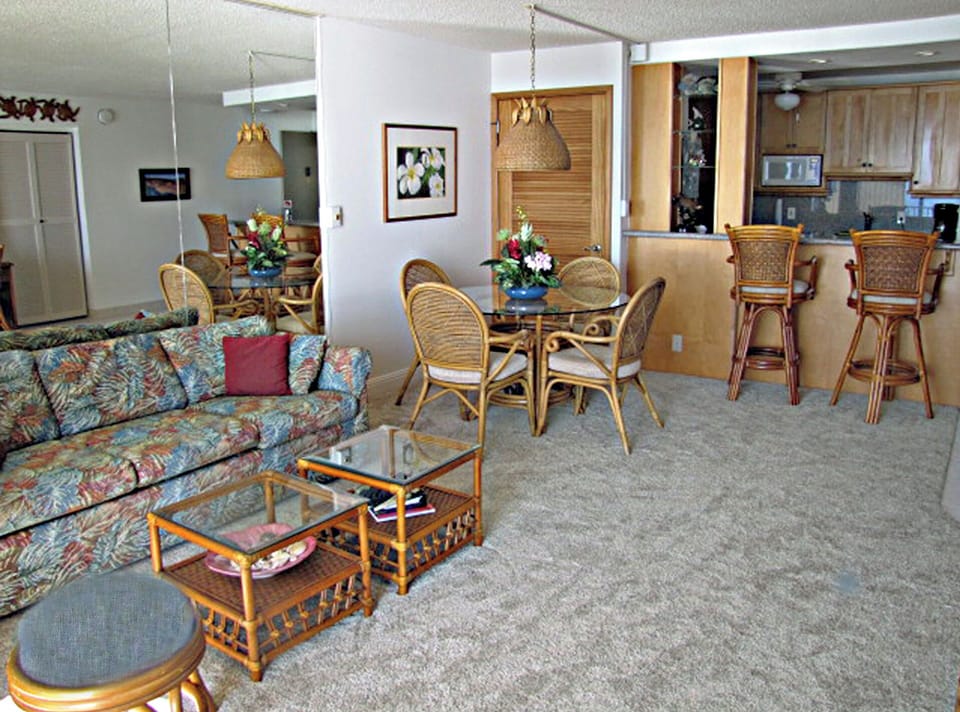 Looking in toward dining area from the lanai