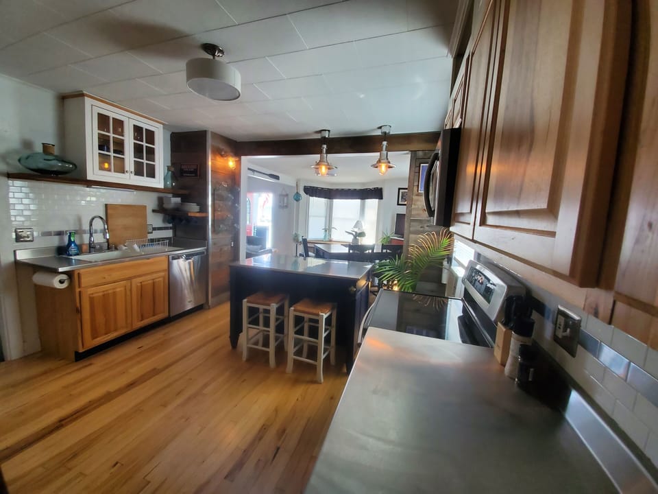 Large, well-stocked Kitchen w/stainless steel counter and appliances