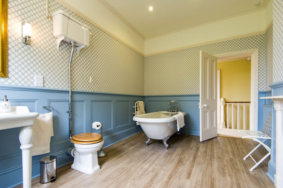 4 poster en-suite bathroom