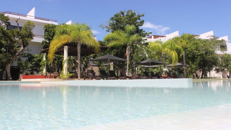 A tropical, luxurious paradise with stunning view just a few min from the beach