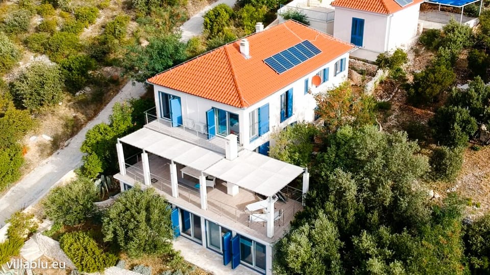 VillaBlu - spacious living on three floors with pool