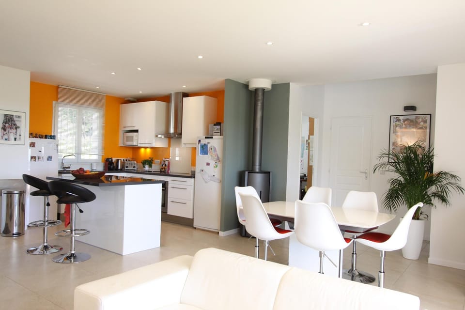 Fully equippe kitchen with large separate freezer (left) and fridge (right).