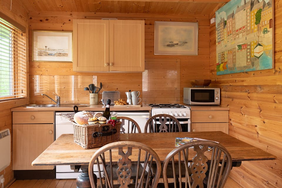 Kitchen & Dining
