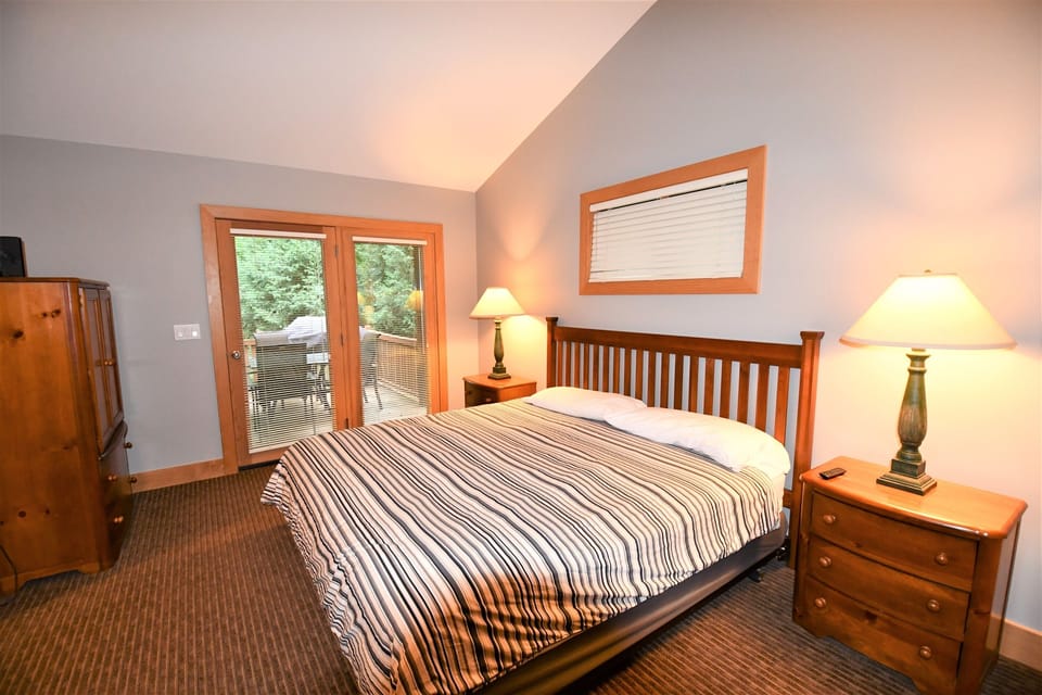 Upper Level Master - Deck Access