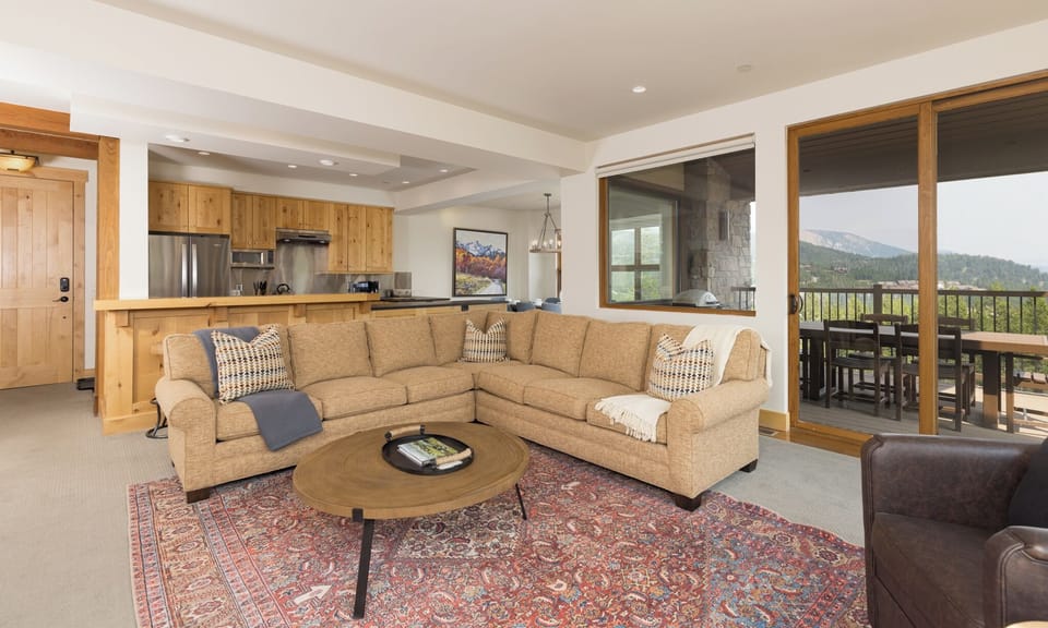 137 Beaverhead 301 living5