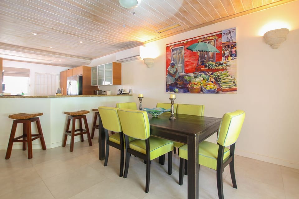 Have casual meals at the breakfast bar or sit down with your friends or family at the dining table with seating for six