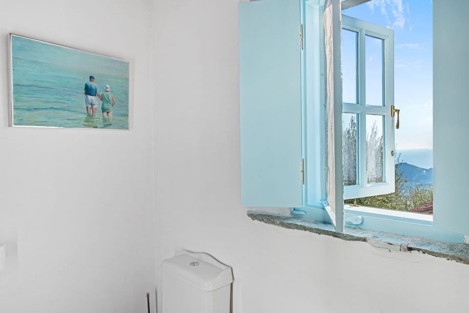Master Bedroom en-Suite Bathroom