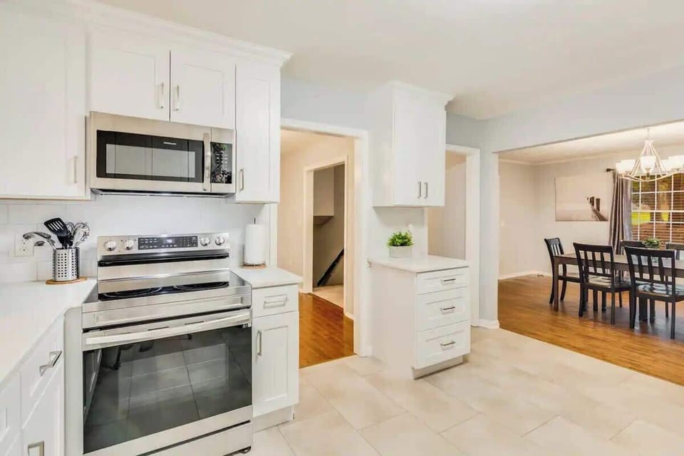 Cook up a storm in this beautifully designed kitchen, with all the latest appliances and stunning finishes