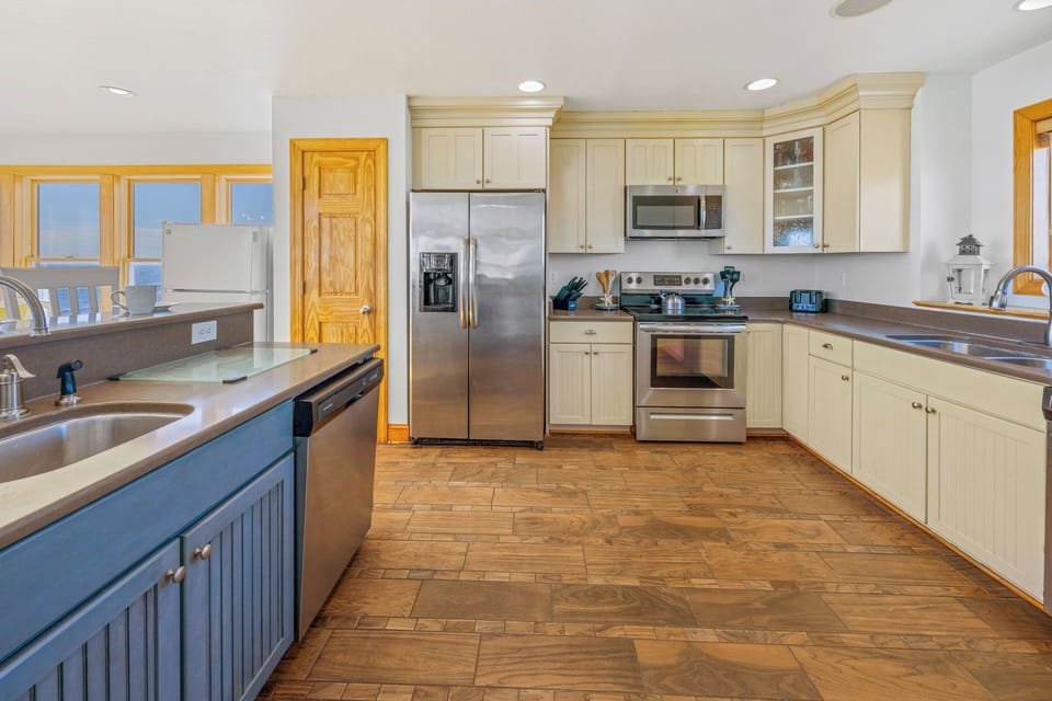 Surf or Sound Realty - 613 - Clear Skies - Kitchen -3