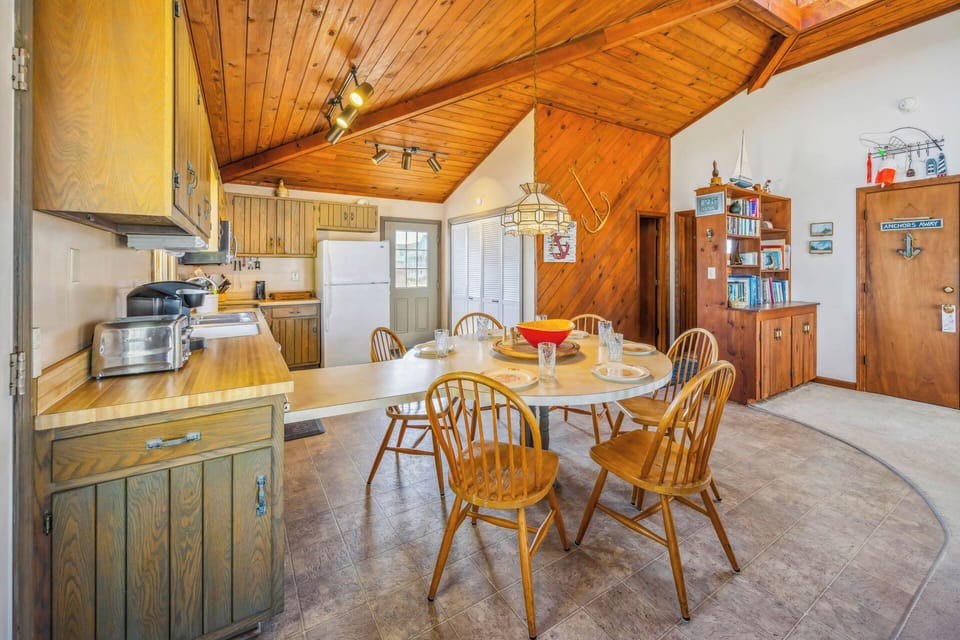 Surf or Sound Realty - 390 - Anchors Away - Dining Area -4