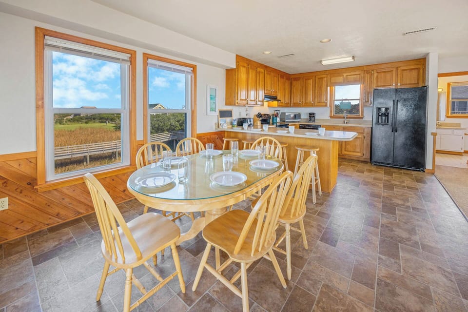 The main dining area provides comfortable seating for 6.