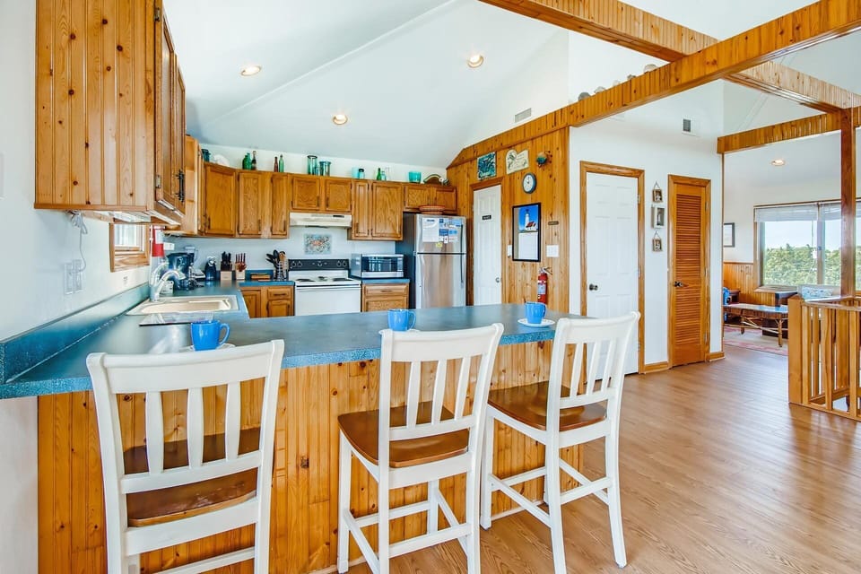 Surf-or-Sound-Realty-Sunkist-824-Kitchen-2