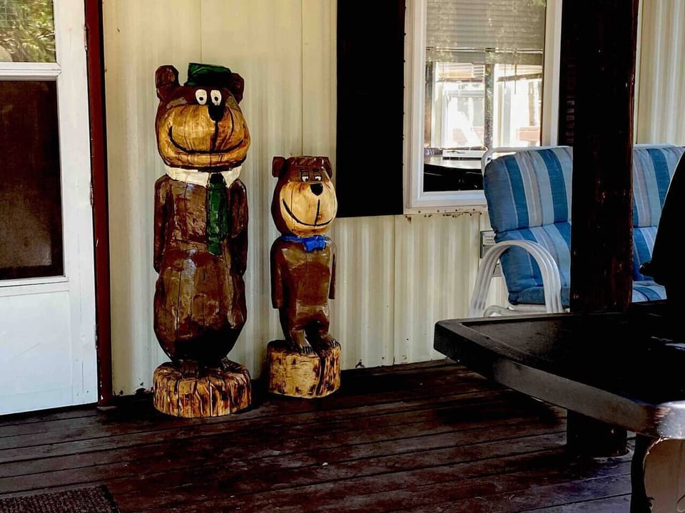 Let yogi and boo boo great you at the front door on your way to Yellowstone National Park Great family stay n the mountains and pine trees Fish the rivers and lakes. Run into a moose Sit by a fire enjoying s’mores 