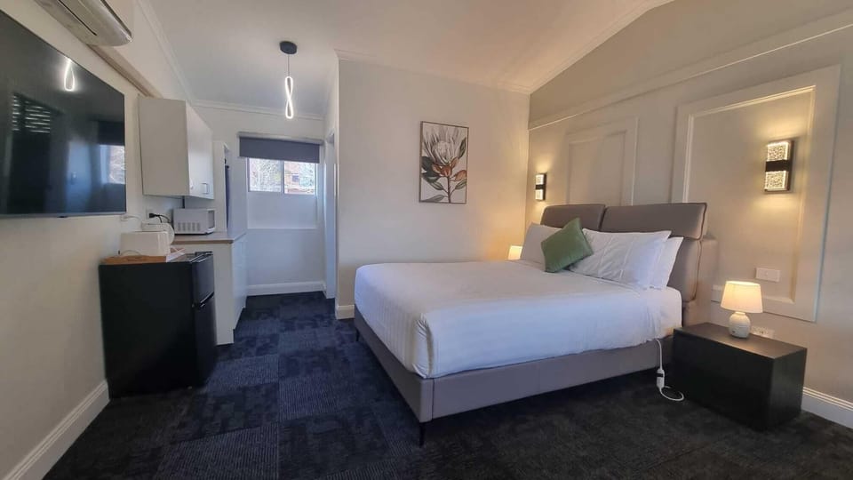 Executive | Blackout drapes, iron/ironing board, WiFi (free), bed sheets