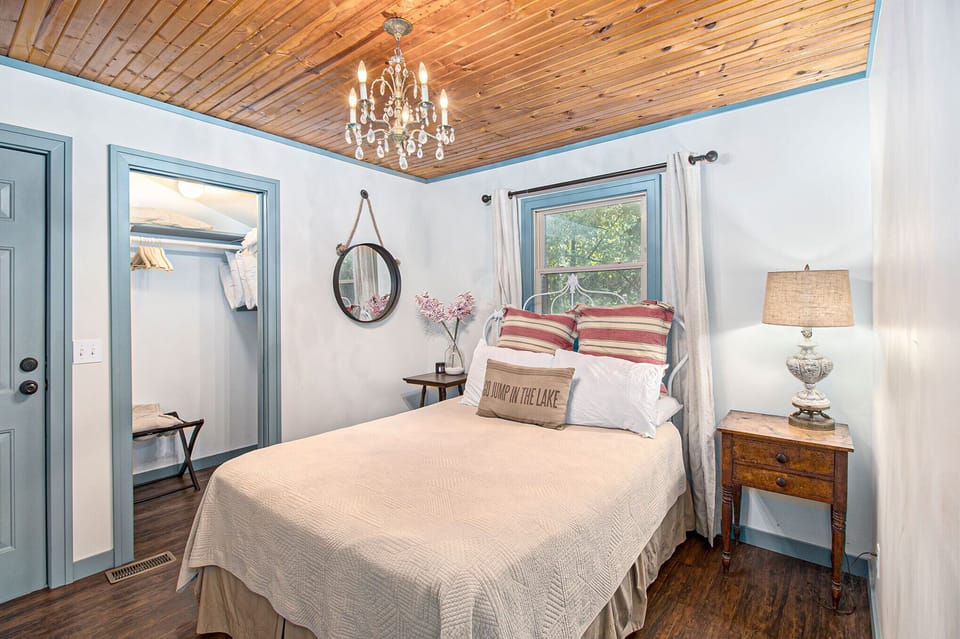 2nd bedroom with queen bed. This bed frame was replaced in 2023. Not in photo.