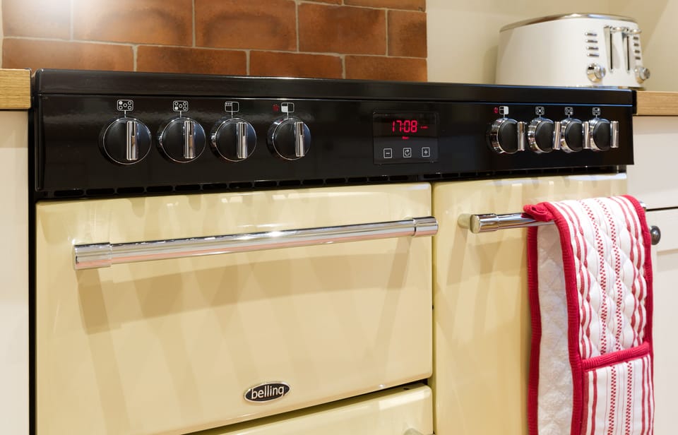 The kitchen range cooker.
