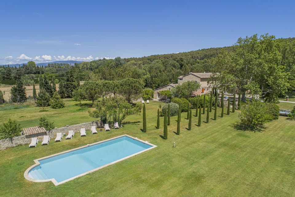 LES TAILLADES Holiday rental, comfortable luxury farmhouse for rent pool 14 people. Online reservation with Plaisirs & Maisons de Provenc