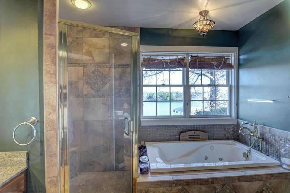Large Master Bath with Jacuzzi tub and lake view