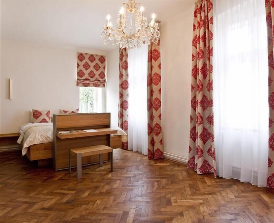 Deluxe Room, 1 King Bed, Non Smoking | Minibar, bed sheets