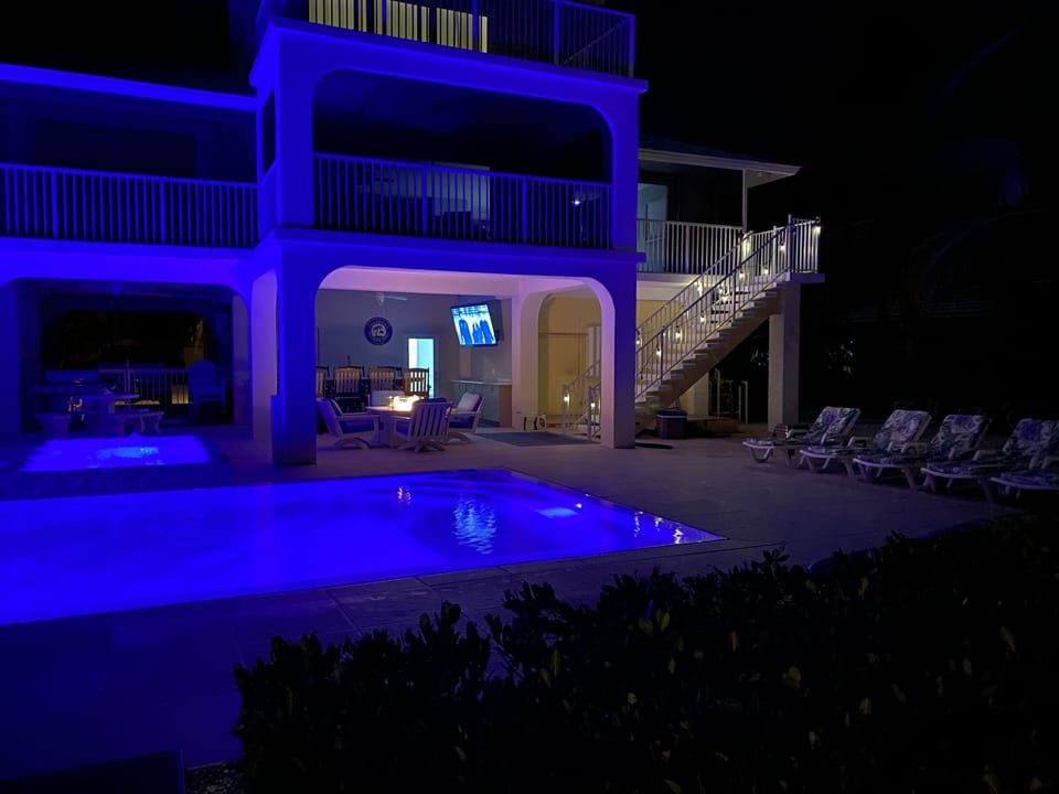 Large zero edge pool, hot tub, and sun shelf 