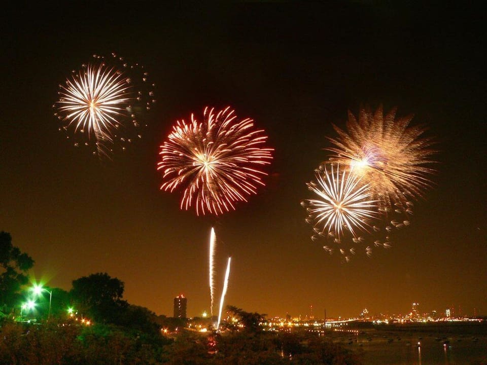 Fireworks in South Shore Park. Photo: Sulfur/Wikimedia Commons
