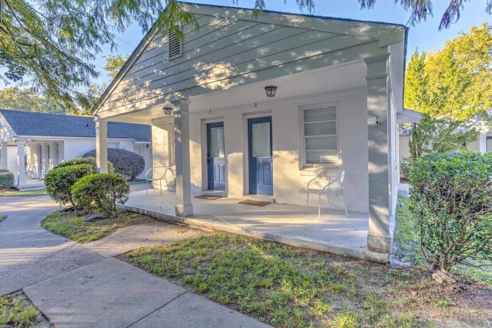 Your Blue-Door Gateway to Memphis Fun!