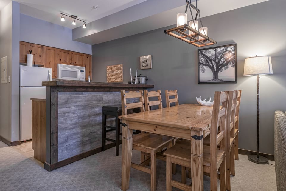 Dining Area - Seats 6 