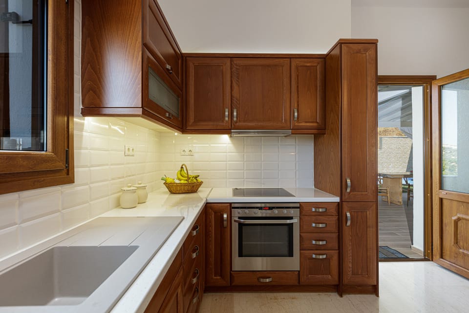 The fully-equipped kitchen