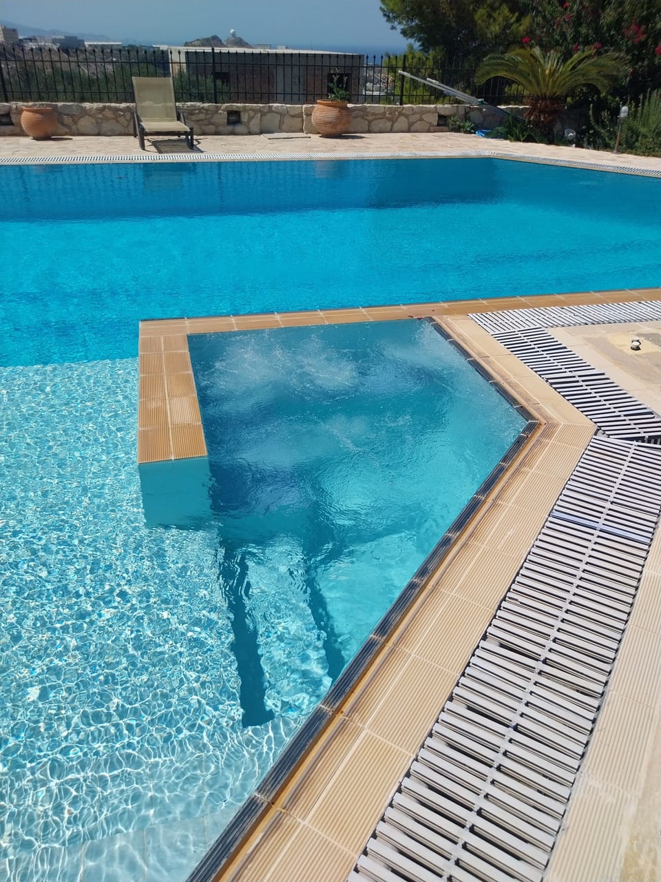 JACUZZI FOR 6 PEOPLE