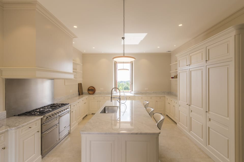 Full-size fridge, microwave, oven, stovetop