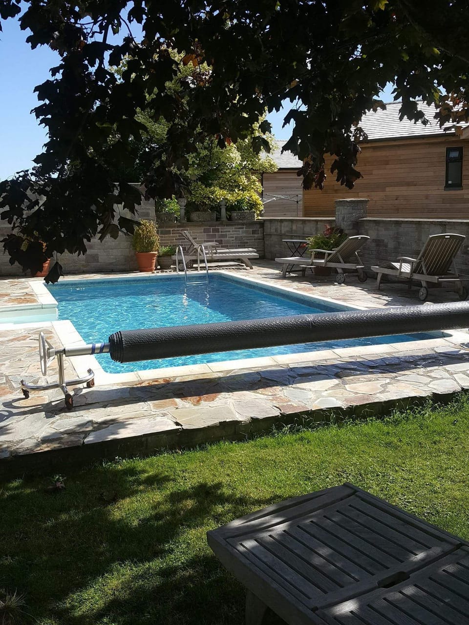 Shared outdoor heated swimming pool, Open May to September