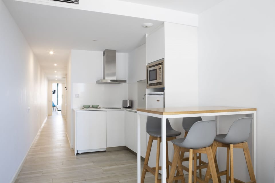 The Urban Suites Sitges holiday apartment has a kitchen equipped with a dishwasher, microwave, juicer, kettle, coffee maker and toaster. The kitchen is ceramic hob.