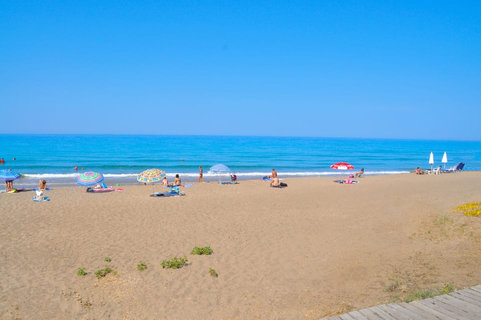 Beach in front of the beach houses "Yannis" to the right