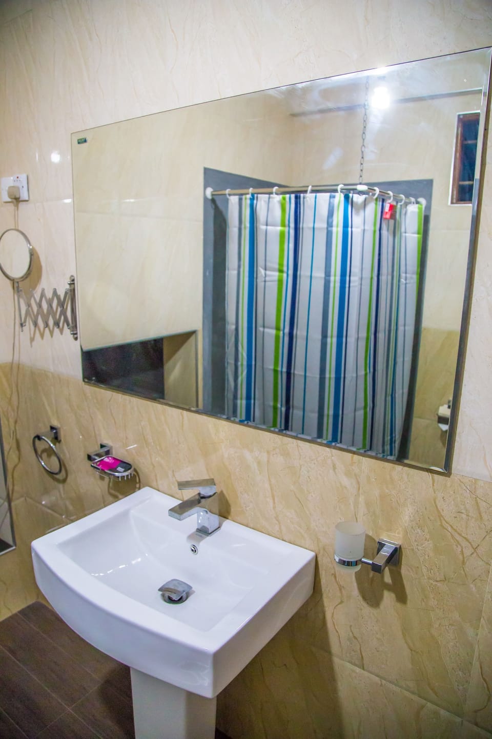 Deluxe Room, Accessible, Garden View | Bathroom | Shower, towels