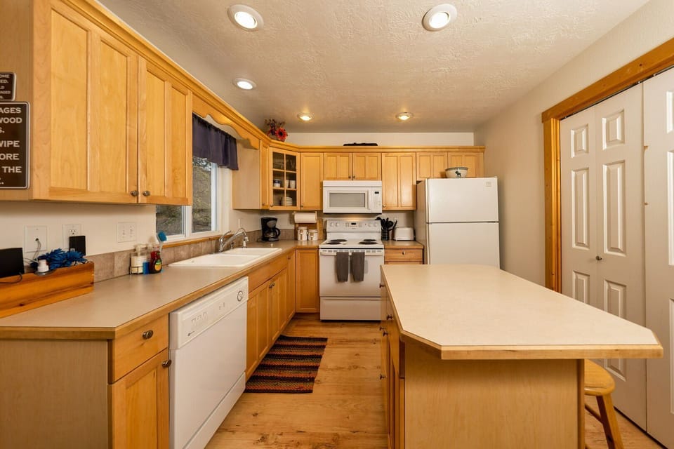 The charming kitchen provides all of the basics you'll need for whipping up tasty meals.