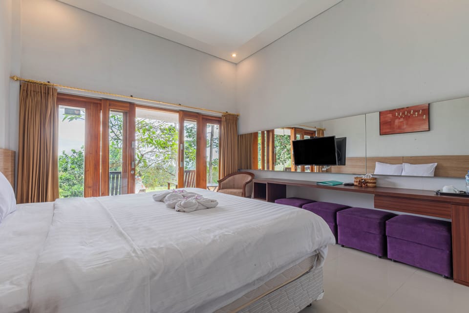 Superior Room, 1 King Bed, Pool View | Premium bedding, minibar, desk, laptop workspace