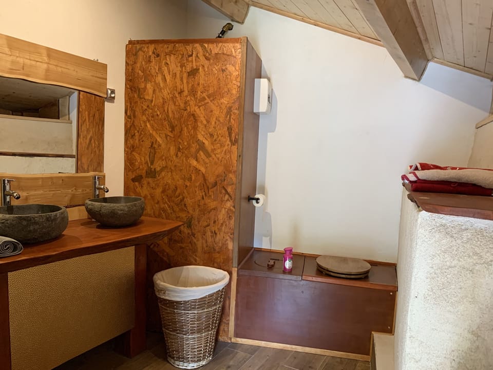 Traditional Double Room, Private Bathroom, Mountain View | Bathroom